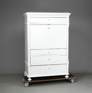 Sekretær, hvidmalt. Danmark 19. årh.s anden halvdel.