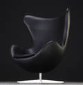 Arne Jacobsen. Ægget med sort Range Aniline læder