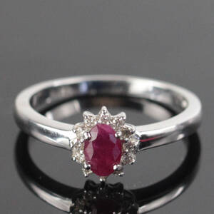 Ring i 14 kt. hvidguld med rubin og brillanter