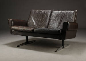Dansk møbelproducent. To-pers. shakersofa, brunt skind Denne vare er sat til omsalg under nyt varenummer 3903650