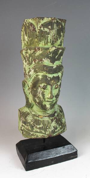 Relief Buddha mit prunkvollen Kopfschmuck