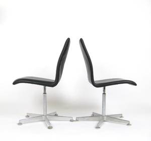 Arne Jacobsen, Paar Stühle Modell Oxford in Leder 2