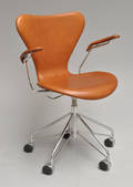 Arne Jacobsen. Kontorstol med armlæn, model 3217 nybetrukket med cognacfarvet anilinlæder 