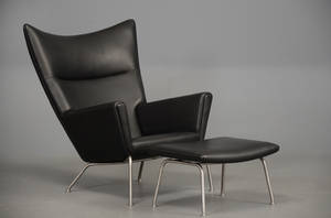 Hans J. Wegner. Wingchair samt skammel, sort læder. 2