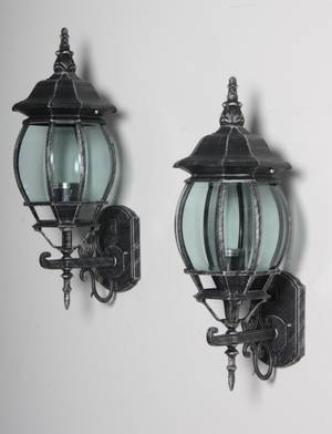Par udendørs væglanterner. 2