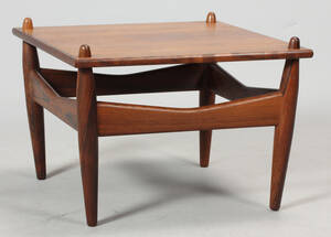 Dansk møbelproducent. Palisander side bord 60x60cm Denne vare er sat til omsalg under nyt varenummer 4078339