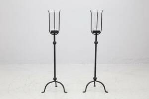 GOLVLJUSSTAKAR, ett par, smide, med glaskupa