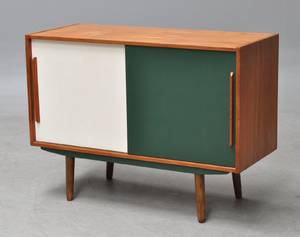 Dansk møbelarkitekt. Lav skænk i teak.