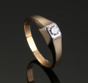 Guldring med brillant 14 kt, ca 0.13 ct.