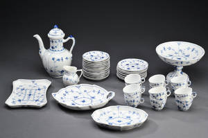 Kgl. Porcelæn. Musselmalet kaffeservise med riflet kant 38