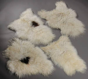 4 islandske fåreskind. Farve Hvid med sorte aftegninger. Super Soft. 4