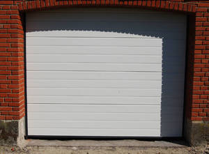 Eldrevet, leddelt garageport med striber. Str. 270x214 cm. 4 