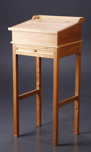 Skrivepult af fyrretræ. 1900-tallet 