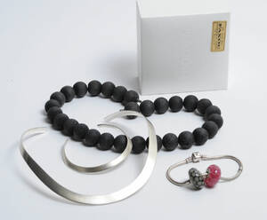 Samling smykker - Pandora armbånd med 2 charms, Lavakæde og smykkesæt