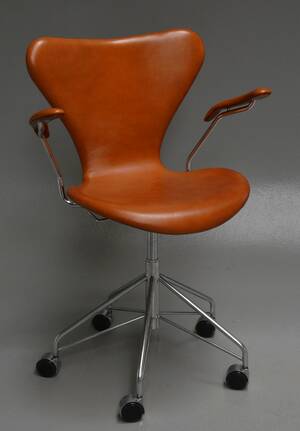 Arne Jacobsen. Kontorstol med armlæn, model 3217 i anilinlæder Denne vare er sat til omsalg under nyt varenummer 4831482