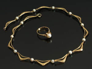 Halskæde og ring af 14 kt. guld med saltvandskulturperler