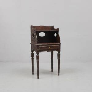 Nattygsbord, Reliefdekor. Bredd 44