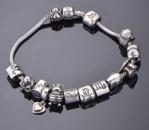 Pandora armbånd med charms