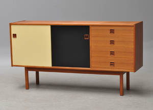 Dansk møbelarkitekt. Lav skænk i teak.