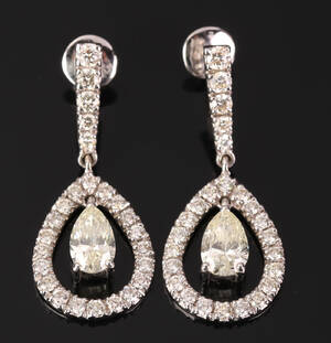 Par ørehænger af 14 kt. hvidguld med diamanter ca. 3.28 ct. 2