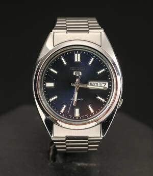 Seiko 5 herrearmbåndsur af stål. 