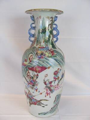 STOR OSTINDISK URNA H 65 CM - LAGAD I TOPPEN