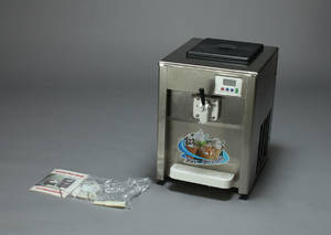 Softicemaskine med tilbehør