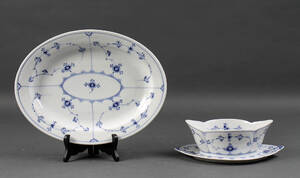 Kgl. Porcelæn. Musselmalet middagsservice i form af fad og sovsebåd 2