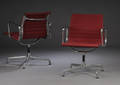 Charles Eames 1907-1978. Par stole fra serien Aluminium group EA-117. 2