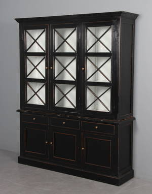 Vitrineskab i fransk landstil. Sort antikbemaling. 2