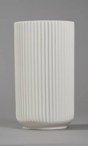 Lyngby. Rillet vase af porcelæn.