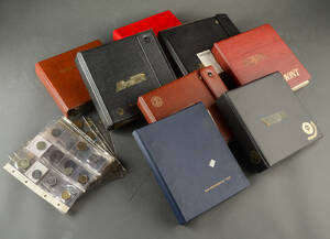 Samling udenlandske mønter i 8 albums m.m.