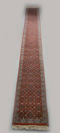 Indisk løber dekoreret i farver med ornamentik. 607 x 76 cm.