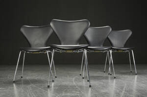 Arne Jacobsen. Fire Syver stole, model 3107, sort læder 4