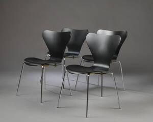 Arne Jacobsen. Sæt på fire stole, model 3107. 4