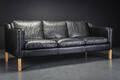 Stouby. Tre-pers. sofa betrukket med sort bøffellæder 