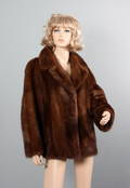 Minkpels. Kort jakke i brun glansfuld mink, str. ca. 38.