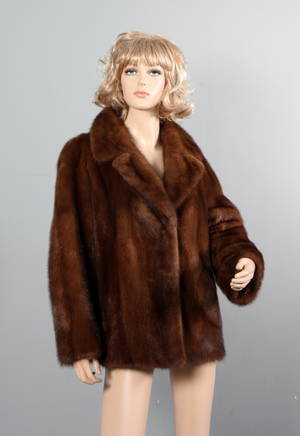 Minkpels. Kort jakke i brun glansfuld mink, str. ca. 38.