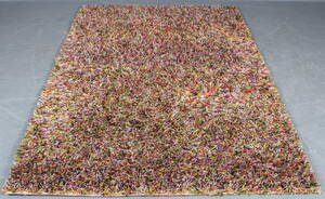 Moderne tæppe i forskellige farver. 173 x 244 cm. 