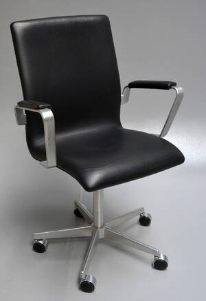 Arne Jacobsen. Oxford kontorstol, model 3291 i  sort læder