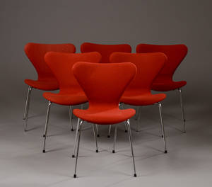 Arne Jacobsen. Sæt på seks stole syveren, model 3107 6