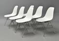 Charles Eames. Et sæt på seks stabelstole med cremehvide skaller, model DSS. 6 