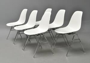 Charles Eames. Et sæt på seks stabelstole med cremehvide skaller, model DSS. 6