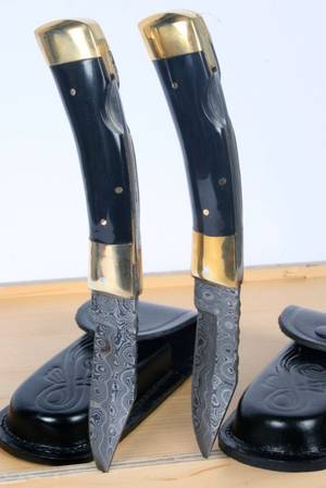 To håndlavede jagtknive med sorte greb i horn, damaceret stålklinger 2