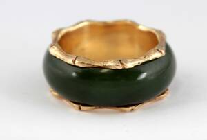 Guldring med nefrit