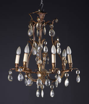 Burformet lysekrone, bronze med prismer. 