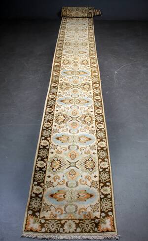 Orientalsk løber, uld på bomuld, 749 x 74 cm.