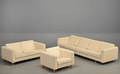 Hans J. Wegner. Fire- og to-pers. sofa samt stol, lyst møbelstof 3