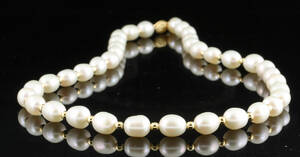 Fresh water pearl necklace in 9kt  