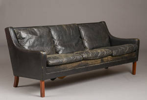 Tre-pers. sofa med betræk af sort læder